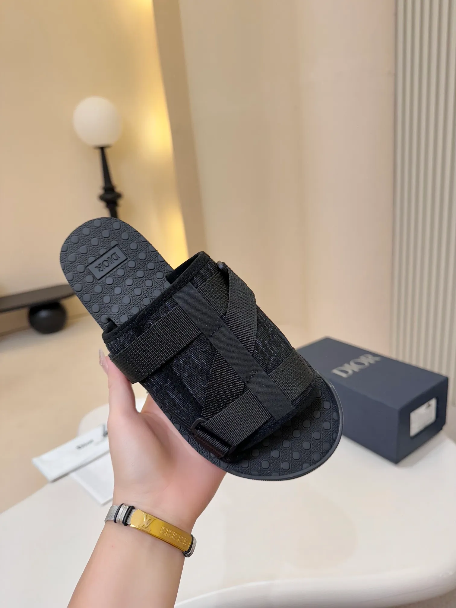 [Dior] P: 300💰 -Size: 38-46 Dior Dior D’s classic men’s slippers, high-end boutique, original material, pure cotton printed canvas upper, fine workmanship, super soft sole, casual, loose and comfortable, a must-have in summer!